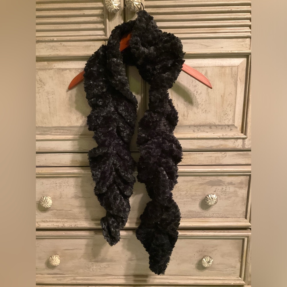 Cejon Scarf | Faux Fur | Midnight Black | 
Stretchy Bouncy & Beautiful | NWOT